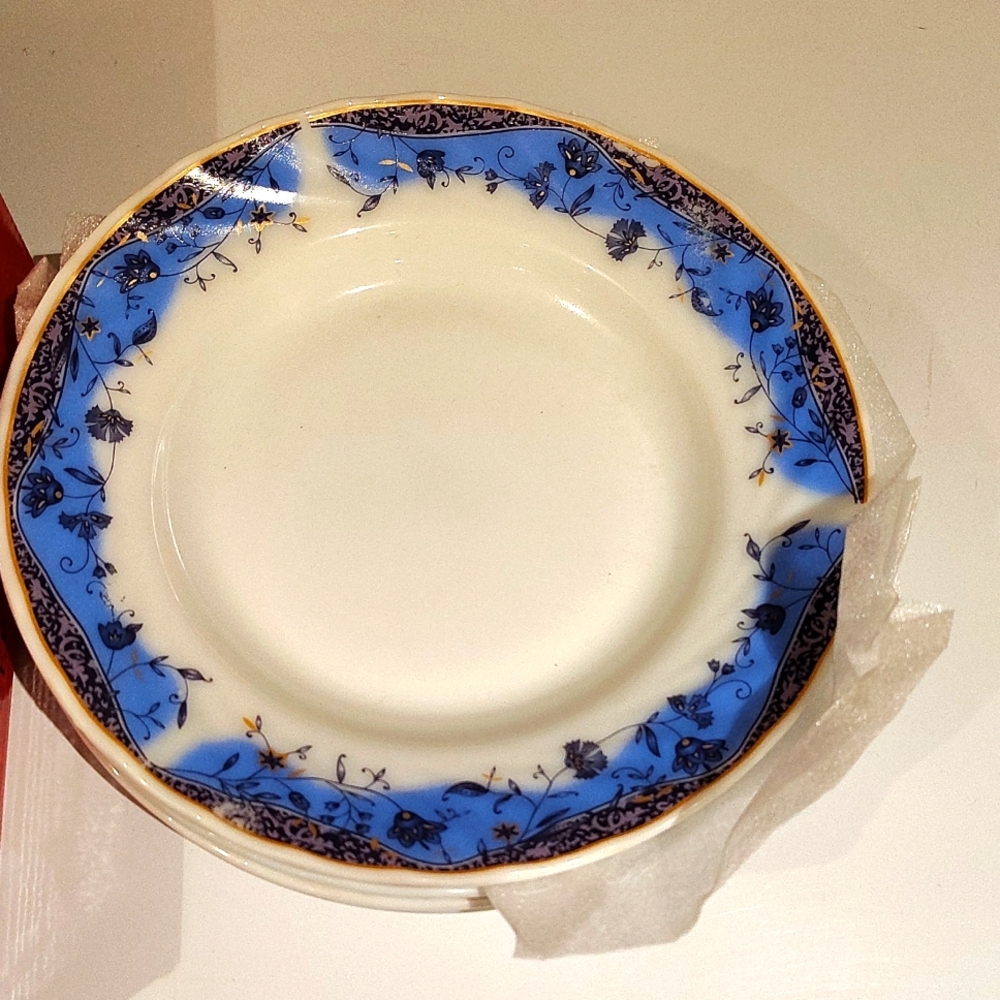 Set of 4 Gold Prestij Heat Resistant Opal Plates